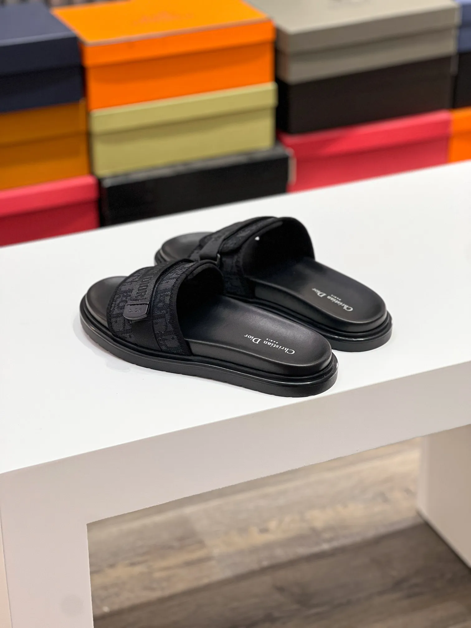 Men's men's shoes 💰320 [DIOR] top version. 2024ss Dior’s latest men’s slippers are a must-have. Dior Alias ​​Men's Genuine Leather Slippers This summer new Alias ​​sandal embodies a casual and elegant style. Carefully crafted from grained cow leather and Oblique printed fabric, with cowhide lining! Cross-strap design with metal-clad brass CD Diamond logo. The imported cowhide leather and rubber sole adds sophistication and comfort, while Oblique print-effect anti-slip panels add style. Size39-44 (38.45 customized)